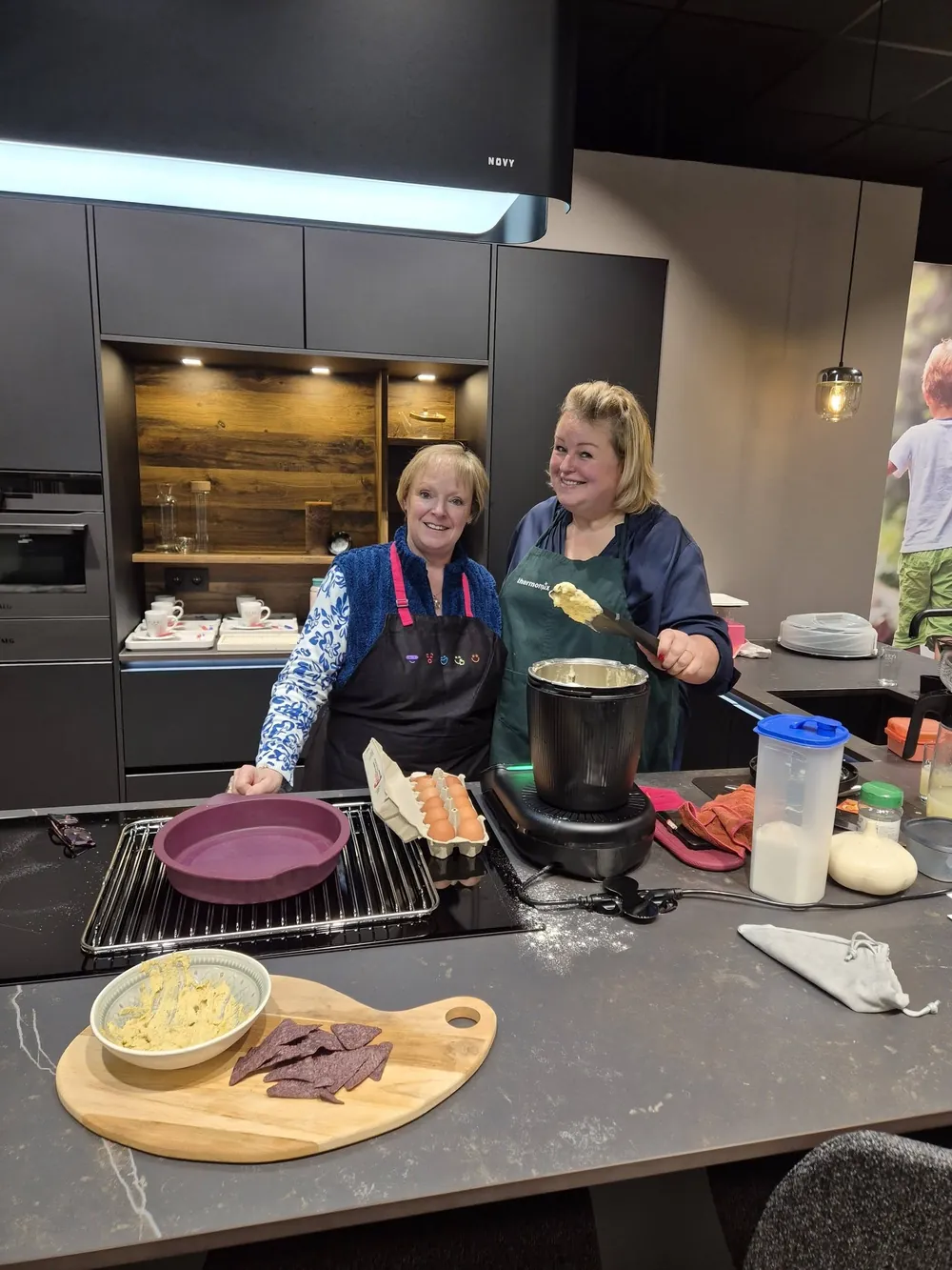 Nina geeft een kookdemonstratie in een demokeuken