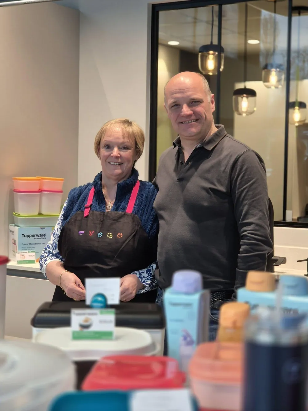 Nina en Dirk achter hun Tupperware-stand